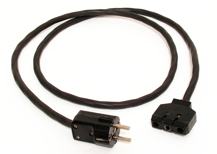 фотография сетевого кабеля компьютера